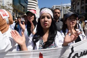 أزمة غير مسبوقة بالتعليم بعد «احتجاز» رواتب آلاف المتعاقدين