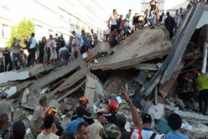 سقوط قتلى وجرحى في حادث انهيار عمارة سكنية وحالة استنفار كبير بين المسؤولين