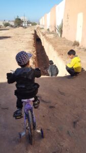 قنوات الصرف الصحي تهدد أطفال حي توهمو بايت ملول