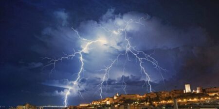 عاصفة رعدية غريبة تقتل فلاحا بطريقة مأساوية