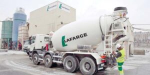 عامل يلقى مصرعه بشكل مروع بعدما سقط في آلة مختصة في “طحن” الأحجار لصنع الإسمنت.