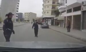 فيديو بوليسيات سجلوا مخالفة وهمية لمواطن وثق الحادث بكاميرا “نوض قربالة”