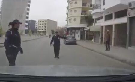 فيديو بوليسيات سجلوا مخالفة وهمية لمواطن وثق الحادث بكاميرا "نوض قربالة"