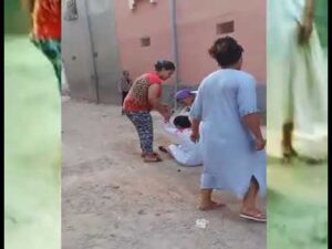 صادم بالفيديو:زوجة رئيس الجماعة تنتف أصغر رئيسة جماعة وتفضحها أمام الملأ