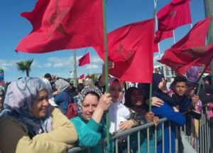 ساكنة أكادير تحج بكثافة لشوارع المدينة للترحيب بمقدم الملك للمدينة.