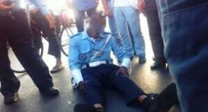 سيارة مجنونة تقودها امرأة تدهس شرطيا وترسله الى المستعجلات