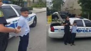 الشرطة الأمريكية تضع الأصفاد في يدي طفل ضرب معلمته!