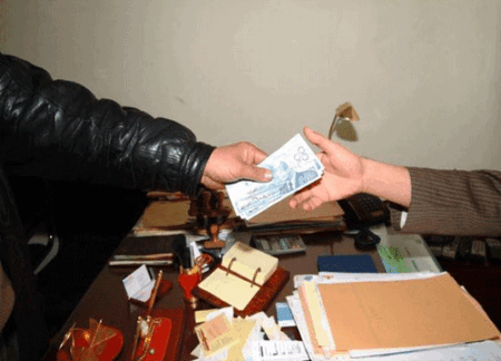 مواطنون باشتوكة يشتكون من ابتزاز موظفين يطلبون "عمولة" مقابل إسداء خدمات