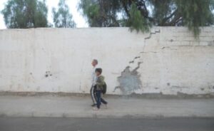 اكادير:السور الخارجي لمؤسسة تعليمية بأكادير على وشك الانهيار، وأولياء التلاميذ يدقون ناقوس الخطر