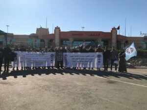 بالصور:وقفة إحتجاجية مصحوبة بإضراب عن العمل أمام مطار المسيرة بأكادير