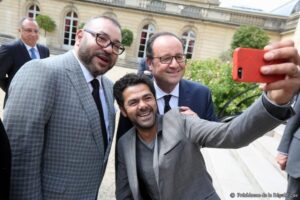 حكاية سلفيات التقطها فنانون مع الملك