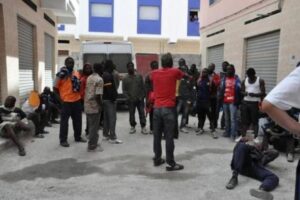 أكادير:مهاجرون أفارقة يتبولون بشكل جماعي على جدران مدرسة بأكادير ويحولون حياة ساكنة العمارات المجاورة إلى جحيم