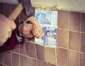 “عدول” يتعرض لسرقة 100 مليون كان يخبئها تحت ”الجليجة” من طرف ابنته تفاصيل مثيرة