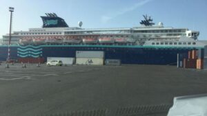 بالصور:باخرة “أريزو” العملاقة تصل إلى ميناء أكادير