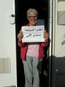 بالصور:سياح غاضبون جراء معاناتهم بسيدي إفني ويحتجون بطريقة حضارية