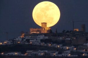 العالم  مع أول ظاهرة فلكية نادرة، مع بداية العام الجديد 2018