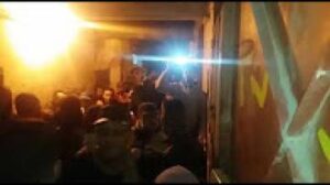 مواطنون يحاصرون أجنبيا بسبب تهمة الفساد مع القاصرات