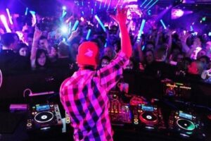 “نايضة” في ملهى ليلي في “البوناني”: معركة دموية بين عاهرات بسبب “خليجيين” استعملت فيها السكاكين و قنينات الزجاج.