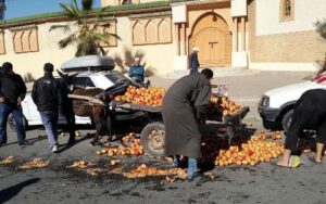 فوضى عارمة بسوق عشوائي قرب مسجد بأكادير بطلها سائق شاحنة دهس الباعة المتجولين ثم لاذ بالفرار.