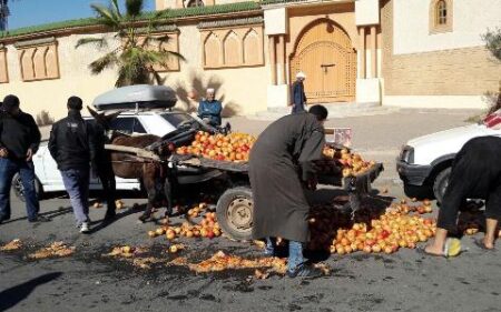 فوضى عارمة بسوق عشوائي قرب مسجد بأكادير بطلها سائق شاحنة دهس الباعة المتجولين ثم لاذ بالفرار.