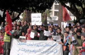 محتجون يلتئمون أمام ولاية أكادير، ويطالبون بفتح تحقيق حول ملايين الدراهم التي صرفت على مشاريع عدة دون جدوى.