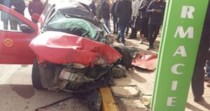 الرياح تقتل سائق سيارة أجرة وتقطع التيار الكهربائي