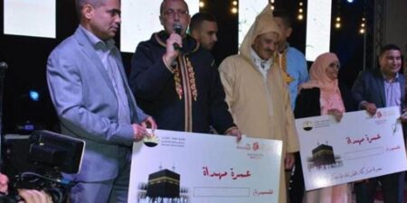 تكريم كوبل أيت ملول الشهير ومنحهما تذكرتين لأداء مناسك العمرة