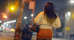 هذا جديد “المسخوطة” التي طردت أمها وشقيقها من البيت لتحوله إلى وكر للدعارة