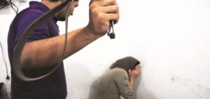 رجل يضرب باستمرار طفلتيه وزوجته لإيقاظهن لصلاة الفجر وهذا ما وقع له