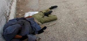 مؤثر: بسبب البرد القارس ..متشرد يلفظ أنفاسه الأخيرة قرب حاويات الأزبال