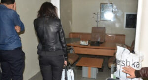 القصة الكاملة للأب الذي جر زوج ابنته إلى القضاء بعدما سقطت في شراك زوج أختها