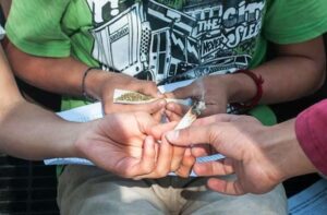 مقهى مشهورة بانزكان تعطي الضوء الأخضر لتدخين المخدرات امام صمت المسؤولين..؟؟