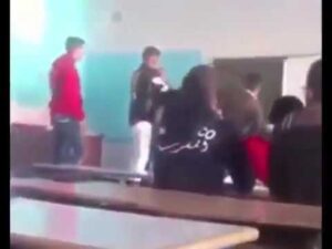 مرة أخرى..تلميذة تطرح أستاذتها أرضا وتعنف زميلتها داخل القسم، والشرطة تحجز سكينا بحوزتها