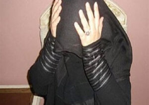 تشاجرت مع جارتها و حاولت إرشاء عميد شرطة بألف درهم فكان هذا مصيرها