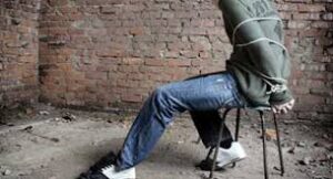 عصابة يتزعمها “بوليسي بفرقة الدراجين” تختطف تاجرا ملتحيا مبحوثا عنه، وتطالبه بفدية “سمينة” مقابل الإفراج عنه