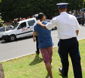 مثير:ضابط شرطة متهور نزع بذلة العمل، و”تعرا” على زملائه أمام مقر ولاية الأمن.. فكان هذا مصيره