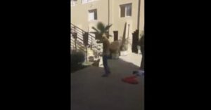 بالفيديو:ابن بائع متجول يقتحم بلدية تيزنيت ويخلع ملابسه الداخلية احتجاجا على مصادرة سلعة والده