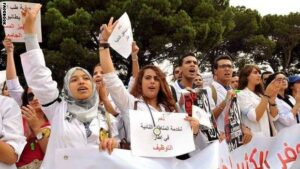 تعثر بناء المستشفى الجامعي بأكادير، يخرج الأطباء وطلبة الطب للاحتجاج