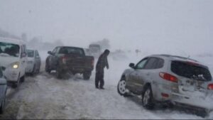 بالفيديو:الطريق السيار أكادير أمسكرود تغزوها تساقط الثلوج لأول مرة