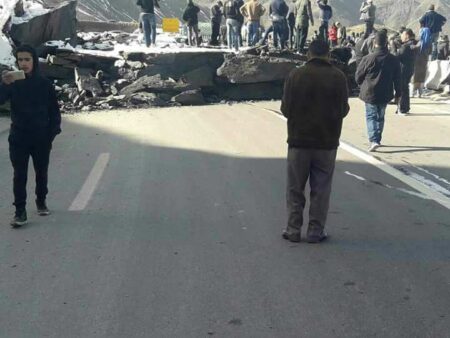 بالصور:هكذا كاد انهيار كثل صخرية بطريق تيشكا أن يتسبب في كارثة بين أكادير وورزازات