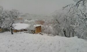 كميات كبيرة من الثلوج تسقط بأكادير (+صور)