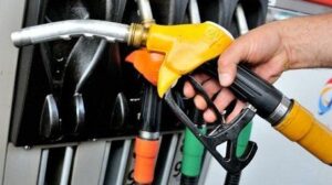 أسعار البنزين والغازوال تلامس مستويات قياسية بالمغرب وتحذيرات دولية من كارثة اجتماعية