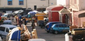 أكادير: الباعة المتجولون “يستعمرون” الشوارع والطرقات أمام أعين المسؤولين و المنتخبين، ووسط استياء المواطنين.