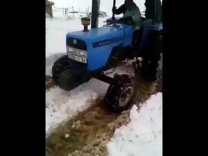 فيديو  مؤثر جدا: جرار عالق وسط الثلوج و سيدة معلقة فيه تصارع الموت