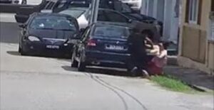 (فيديو).اختطاف حقيبة سيدة بطريقة أفلام الأكشن