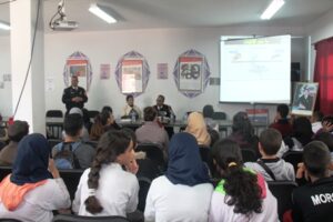 فريق من الأمن الوطني يحط الرحال بثانوية علال الفاسي الإعدادية بالدشيرة الجهادية.