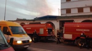 عاااجل بالصور:حريق مهول و ألسنة اللهب المدوية تأتي على معمل كبير للخشب بالدشيرة، وسماء المنطقة يتحول إلى ذخان ذاكن