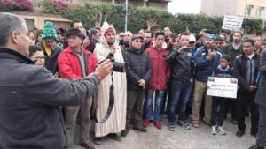 المجتمع المدني التيزنيتي ينتفض ضد الإهمال و التقصير بمستشفى الإقليم ويطالب بإقالة مديره، و يعلن تضامنه المطلق مع طبيب