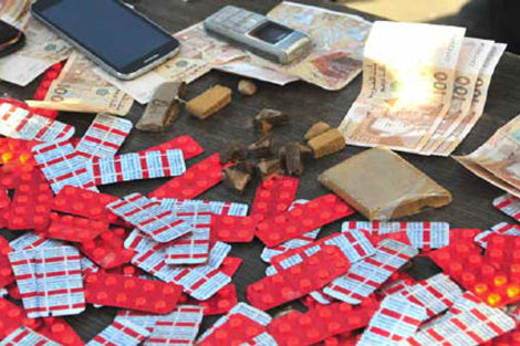 حجز أزيد 2600 قرقوبية كان موجهة للمقرقبين بأكادير، و التحقيق مع الموقوفين يكشف عن حيازتهم للسلاح و الكريموجين و أشياء أخرى.