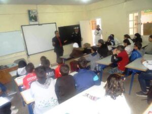 رجال أمن بإنزكان في حملة تحسيسية للتلاميذ بمناسبة الإحتفال باليوم الوطني للسلامة الطرقية